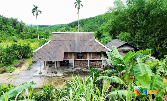 Những mái nhà sàn của cộng đồng người Mường dưới chân núi Hòn Bà. Ảnh: PHAN VINH