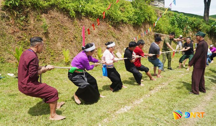 Người dân và du khách hào hứng tham gia phần thi kéo co. Ảnh: PHAN VINH