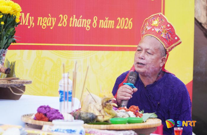 Thầy mo Mường làm lễ cúng báo công dâng Bác Hồ. Ảnh: PHAN VINH