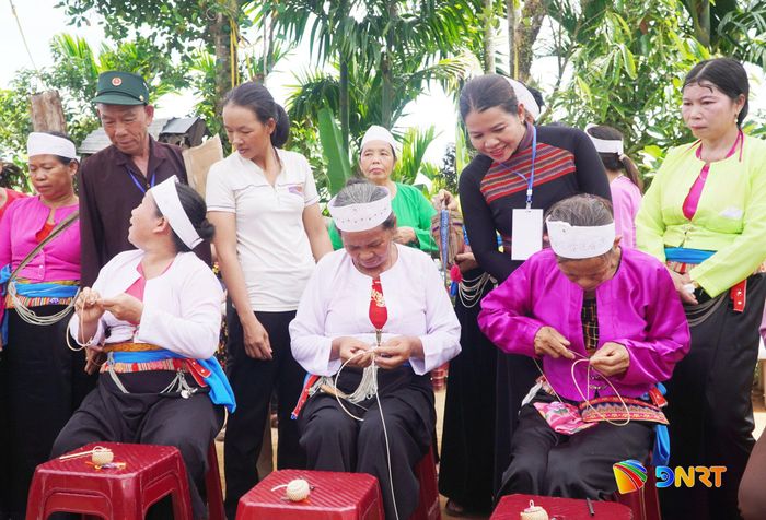 Phụ nữ trong làng thi tài đan lát tại ngày hội. Ảnh: PHAN VINH