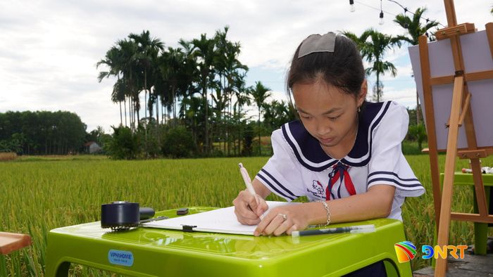Thiếu nhi thỏa sức sáng tạo trong khung cảnh thơ mộng, yên bình của Làng cổ Lộc Yên. Ảnh: D.LỆ