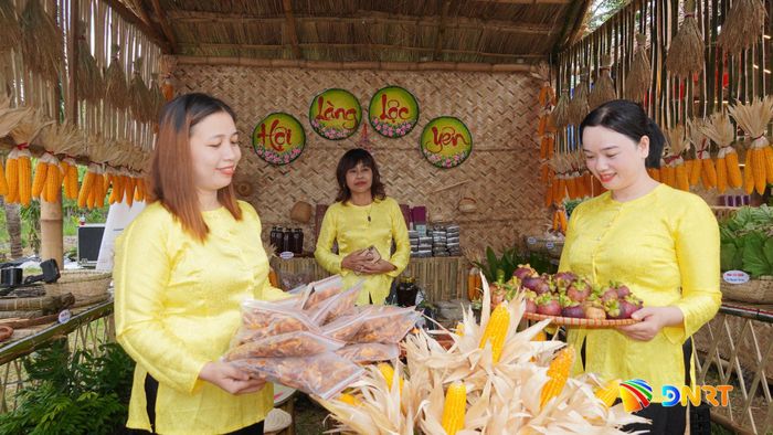 Phụ nữ thôn Đại An, xã Thạnh Bình giới thiệu sản phẩm măng cụt, mít sấy đặc trưng của địa phương. Ảnh: D.LỆ