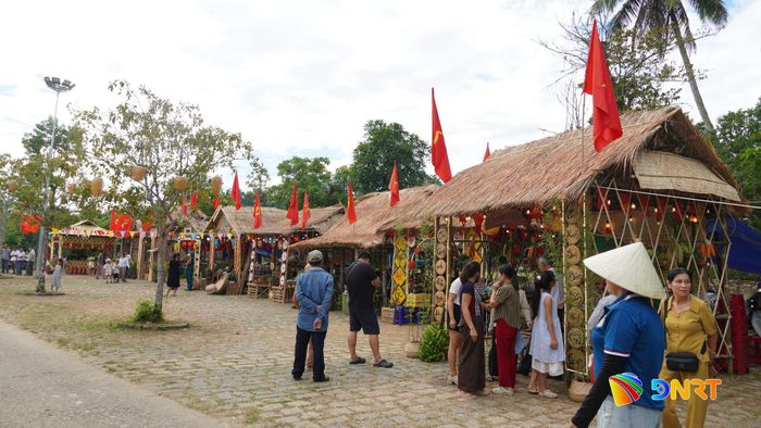 Không gian chợ quê Lộc Yên mang đậm bản sắc vùng quê xứ Tiên. Ảnh: D.LỆ