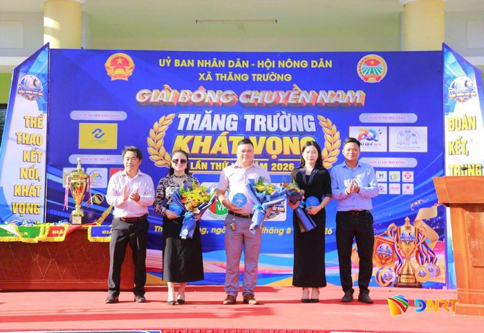Ban tổ chức tặng kỷ niệm chương cho các đơn vị tài trợ. Ảnh: THÀNH DANH
