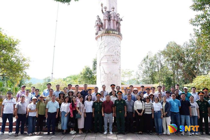 Đoàn công tác chụp ảnh lưu niệm tại Khu di tích Căn cứ Nước Oa.