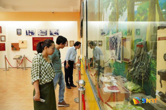 Đoàn công tác tham quan, tìm hiểu tư liệu, hiện vật tại Nhà trưng bày Khu di tích Căn cứ Nước Oa.