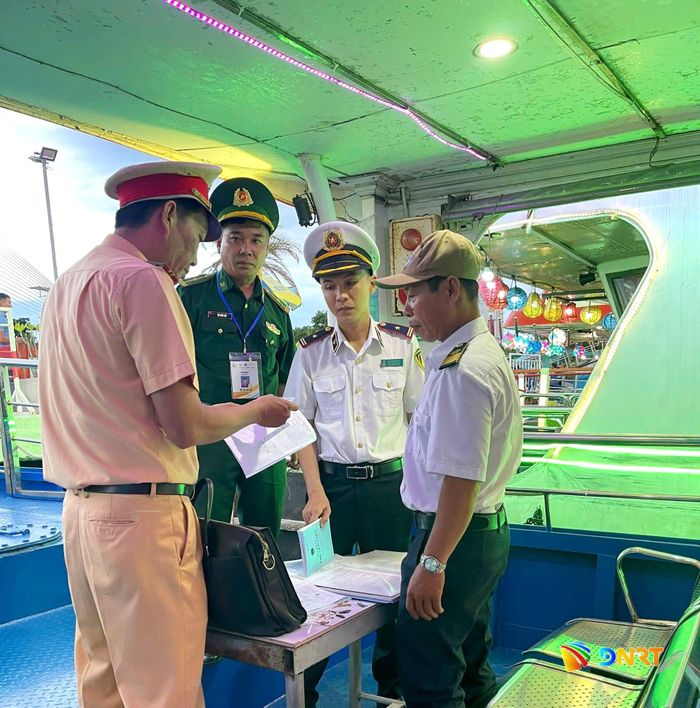 Nhân viên Cảng vụ Đường thủy nội địa Đà Nẵng phối hợp các lực lượng chức năng kiểm tra tàu thuyền chở khách du lịch trên sông Hàn và bán đảo Sơn Trà dịp nghỉ lễ này. Ảnh: CÔNG TÚ