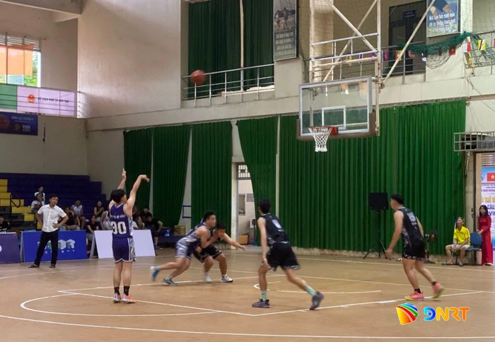 Các trận đấu diễn ra đầy kịch tính. Ảnh: KHÁNH LINH