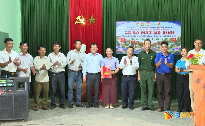 Chính quyền xã Tam Xuân ra mắt mô hình "Đường cờ kiểu mẫu" tại thôn Bích Tân. Ảnh: ĐĂNG NGUYÊN