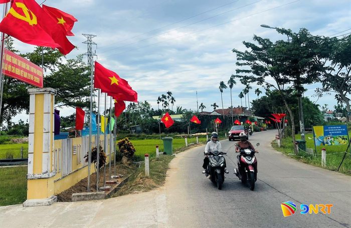 Tuyến đường cờ thôn Bích Tân. Ảnh: ĐĂNG NGUYÊN