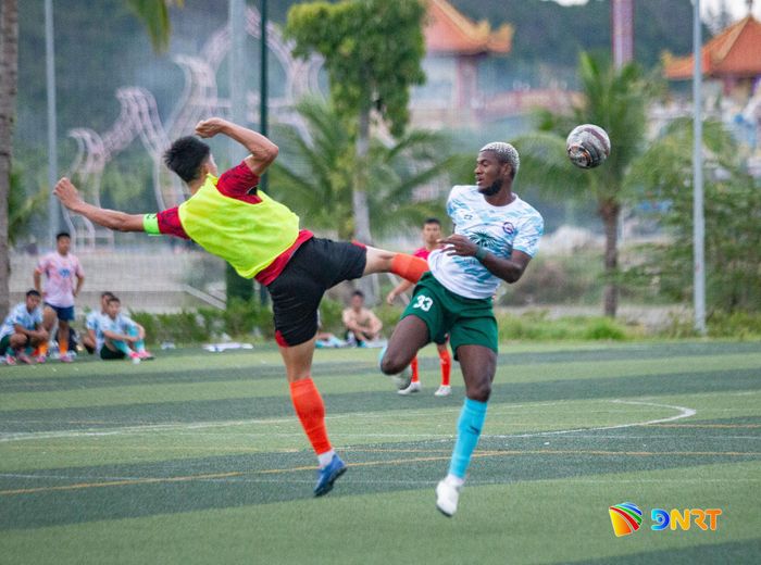 Đội bóng Thái Huy Bảo FC (bên phải) giành chức vô địch sau chiến thắng 5-1 trước đội 532 Sport FC (bên trái) trong trận chung kết chiều 29/8. Ảnh: BẢO LÂM