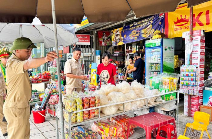 Lực lượng chức năng phường Mường Thanh nhắc nhở hộ kinh doanh chấm dứt tình trạng lấn chiến vỉa hè làm nơi buôn bán.