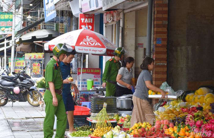 Công an phường Điện Biên Phủ nhắc nhở các hộ kinh doanh trên địa bàn chấp hành quy định về trật tự đô thị.