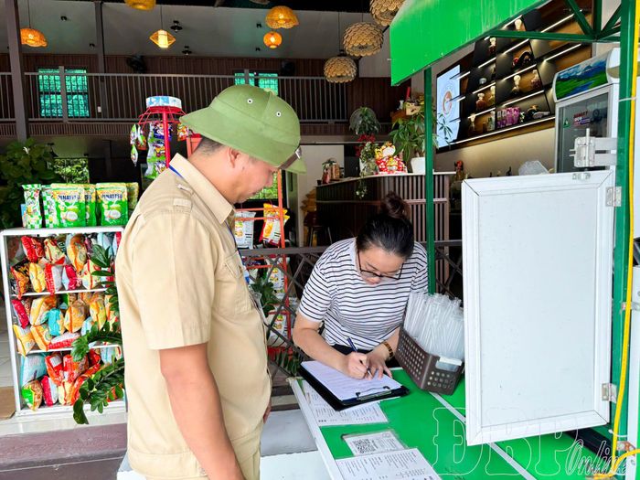 Hộ kinh doanh ký cam kết không lấn chiếm vỉa hè.
