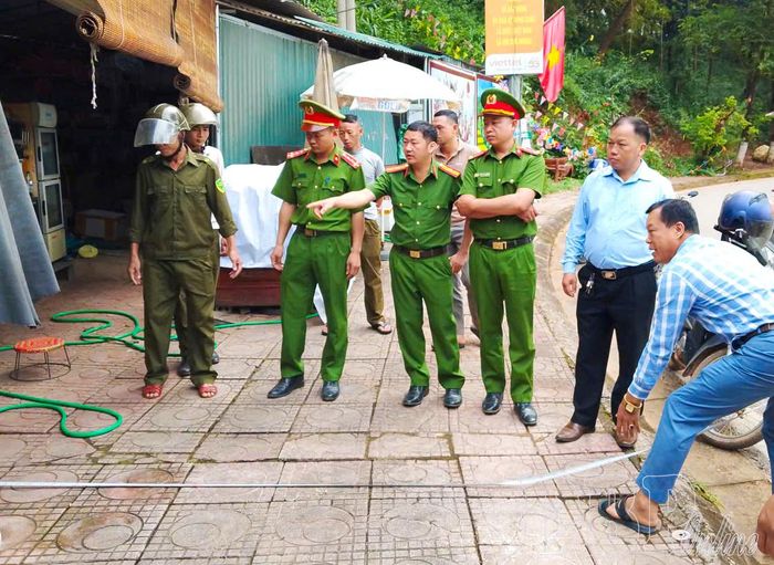 Lực lượng chức năng xã Na Son ra quân thiết lập lại hành lang giao thông.