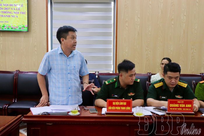 Đại diện Ban Giám hiệu Trường Phổ thông nội trú Tiểu học và THCS Thanh Nưa trao đổi tại cuộc họp.