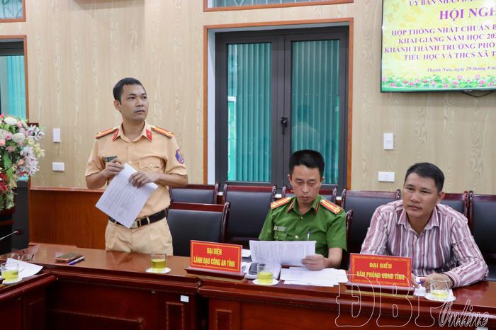 Đại diện Phòng Cảnh sát giao thông, Công an tỉnh trao đổi phương án bảo đảm an toàn giao thông.