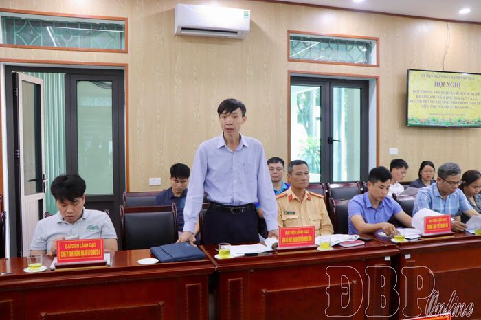 Đại diện lãnh đạo Báo và phát thanh, truyền hình Điện Biên trao đổi về công tác tuyên truyền tại chương trình.