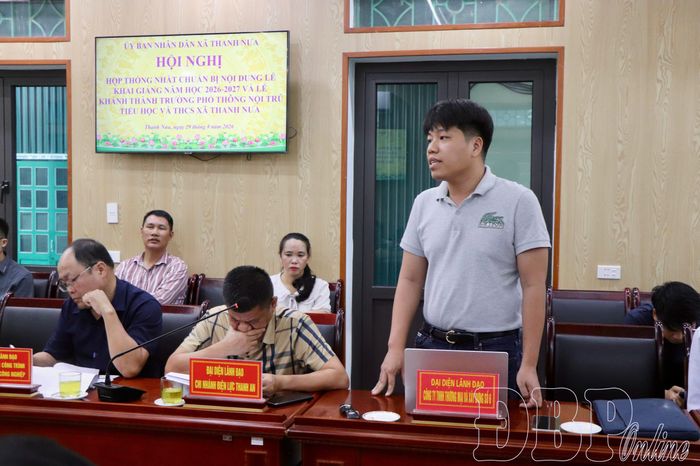 Đại diện Công ty TNHH Thương mại và Xây dựng số 6 báo cáo tiến độ thực hiện các hạng mục công trình.