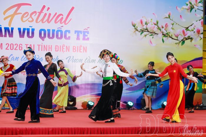 Phần múa kết đoàn với chủ đề “Chung nhịp bước - Kết nối cộng đồng” mang tới bầu không khí trẻ trung, gần gũi.