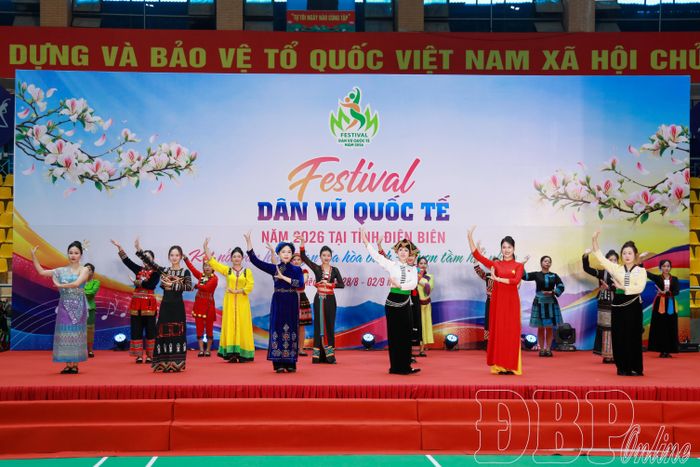 Những điệu xòe, dân ca, dân vũ đặc trưng của Điện Biên được các đội khai thác, thể hiện sinh động trên sân khấu Festival.