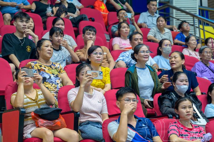 Đông đảo khán giả đến cổ vũ cho các đội thi.