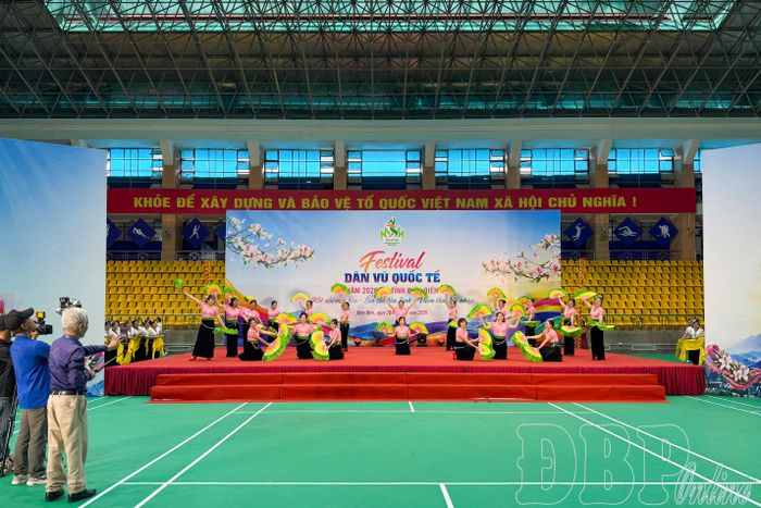 Phần múa dân gian với chủ đề “Mạch nguồn bản sắc”.