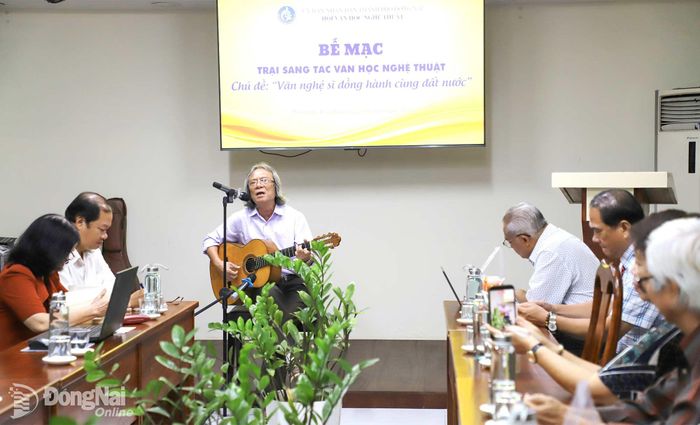 Nhạc sĩ Cao Hồng Sơn, Ban Âm nhạc, Hội Văn học nghệ thuật Đồng Nai biểu diễn nhạc phẩm mới tham gia Trại sáng tác văn nghệ sĩ đồng hành cùng đất nước.