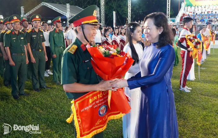 Phó Bí thư Thành ủy, Chủ tịch Ủy ban MTTQ Việt Nam thành phố Huỳnh Thị Hằng tặng hoa cho các đoàn tham dự lễ khai mạc đại hội. Ảnh: Thành Nhân