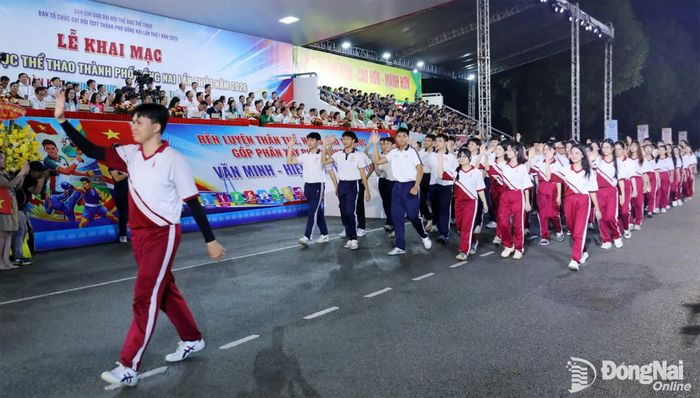 Phần diễu hành của Khối học sinh - sinh viên, đại diện cho thế hệ trẻ, là biểu tượng của sức trẻ, trí tuệ, khát vọng, tri thức, nhiệt huyết vươn lên và tinh thần cống hiến. Ảnh: Thành Nhân