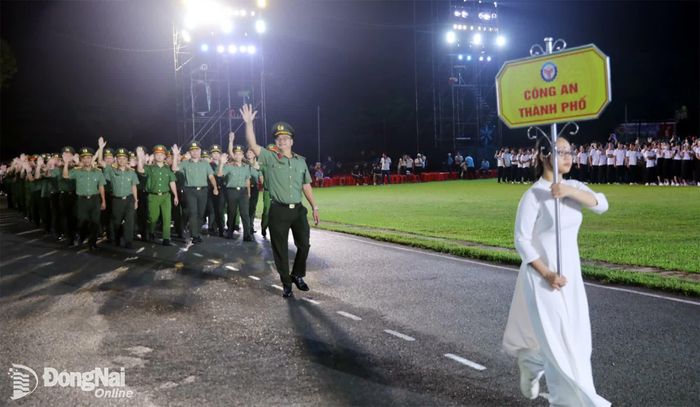 Đoàn vận động viên Công an thành phố Đồng Nai tiến vào lễ đài. Ảnh: Huy Anh