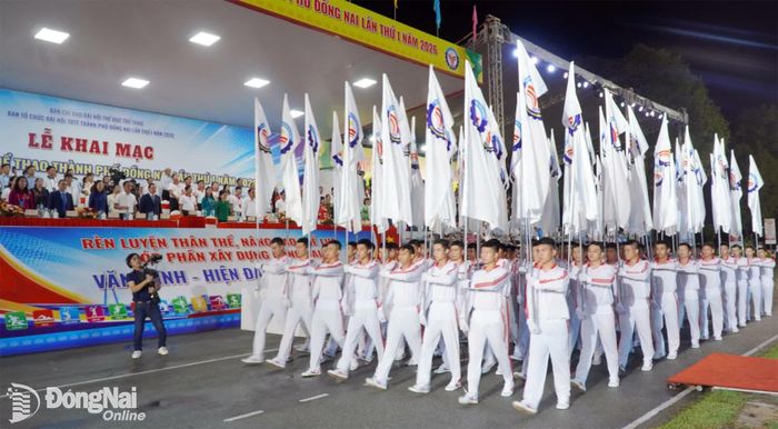 Phần diễu hành các khối cờ tiến vào lễ đài. Ảnh: Huy Anh - Thành Nhân