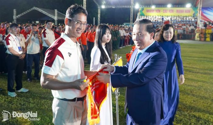 Phó Bí thư Thành ủy, Chủ tịch UBND thành phố Nguyễn Văn Út tặng cờ lưu niệm cho các đoàn tham dự lễ khai mạc đại hội. Ảnh: Thành Nhân