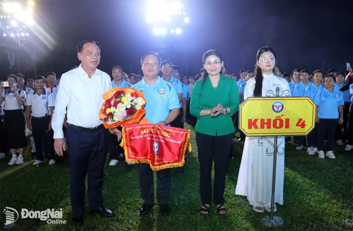 Ủy viên Trung ương Đảng, Phó Bí thư Thường trực Thành ủy, Chủ tịch HĐND thành phố Tôn Ngọc Hạnh và Phó Bí thư Thành ủy Võ Tấn Đức tặng hoa, cờ lưu niệm cho các đoàn tham dự lễ khai mạc đại hội. Ảnh: Huy Anh