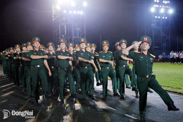 Phần diễu hành của Đoàn vận động viên Bộ Chỉ huy Quân sự thành phố Đồng Nai. Ảnh: Huy Anh