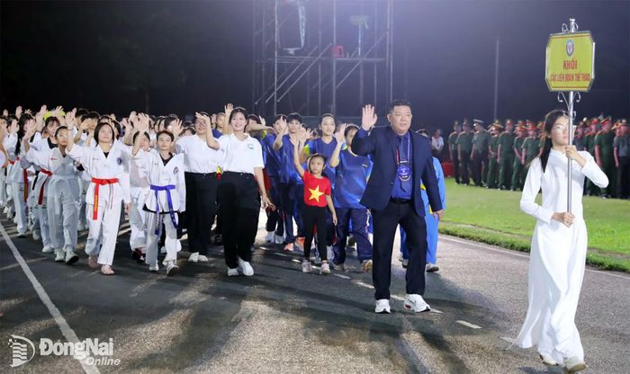 Khối vận động viên đại diện 12 Liên đoàn Thể thao thành phố tiến vào lễ đài. Ảnh: Huy Anh