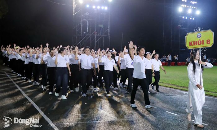 Phần diễu hành của các khối đoàn vận động viên đến từ các xã, phường trên địa bàn thành phố. Ảnh: Huy Anh - Thành Nhân