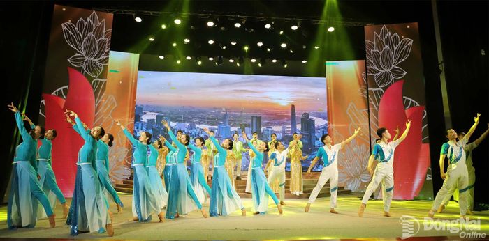 Nghệ sĩ, diễn viên Trung tâm Văn hóa - Điện ảnh Đồng Nai biểu diễn phục vụ nhân dân nhân kỷ niệm 81 năm Cách mạng tháng Tám thành công và Quốc khánh (2-9).