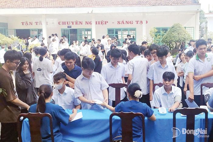 Hoạt động khám sức khỏe đầu năm học tại Trường THPT Chu Văn An A (phường Chơn Thành).