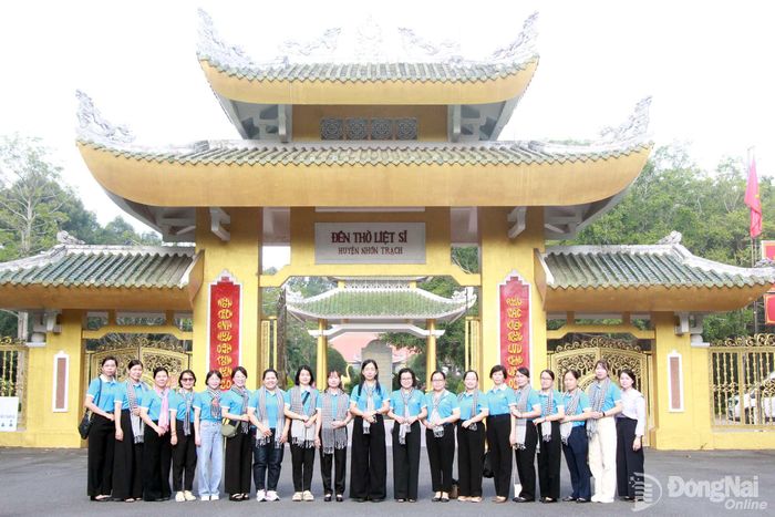 Đoàn cán bộ, đảng viên và chuyên viên cơ quan Hội Liên hiệp phụ nữ thành phố chụp ảnh lưu niệm trước cổng Đền thờ liệt sĩ Nhơn Trạch.