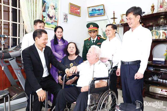 Đồng chí Vũ Hồng Văn (bìa trái), Ủy viên Trung ương Đảng, Bí thư Thành ủy, Trưởng đoàn Đại biểu Quốc hội thành phố Đồng Nai thăm gia đình chính sách.