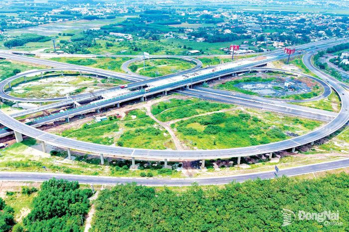 Nút giao thông cao tốc Thành phố Hồ Chí Minh - Long Thành - Dầu Giây với tuyến cao tốc Biên Hòa - Vũng Tàu đã vận hành đồng bộ.