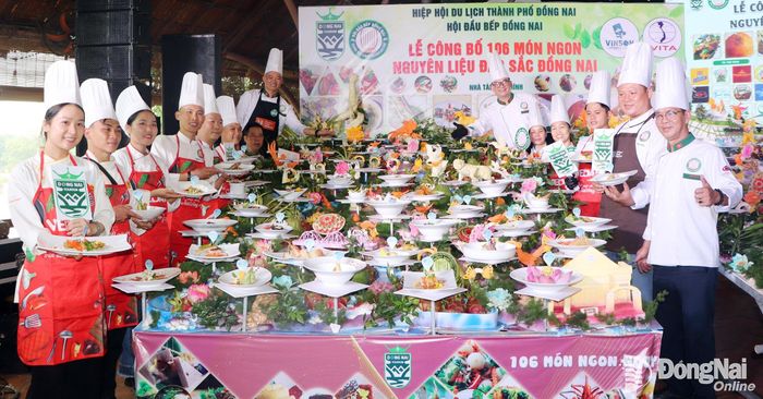 Các đầu bếp bên "sa bàn" 106 món ngon. Ảnh: Ngọc Liên