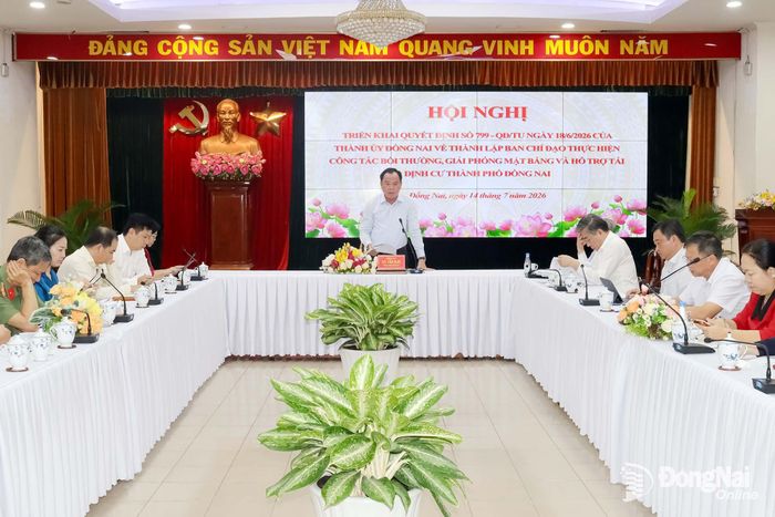 Phó Bí thư Thành ủy Võ Tấn Đức, Trưởng Ban chỉ đạo thực hiện công tác bồi thường, giải phóng mặt bằng và hỗ trợ TĐC thành phố Đồng Nai họp với các thành viên ban chỉ đạo. Ảnh: Hoàng Lộc