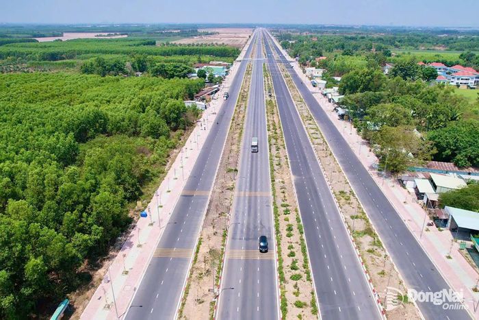 Tuyến đường 25B trên địa bàn phường Nhơn Trạch đang trong giai đoạn hoàn thiện. Ảnh: Hoàng Lộc