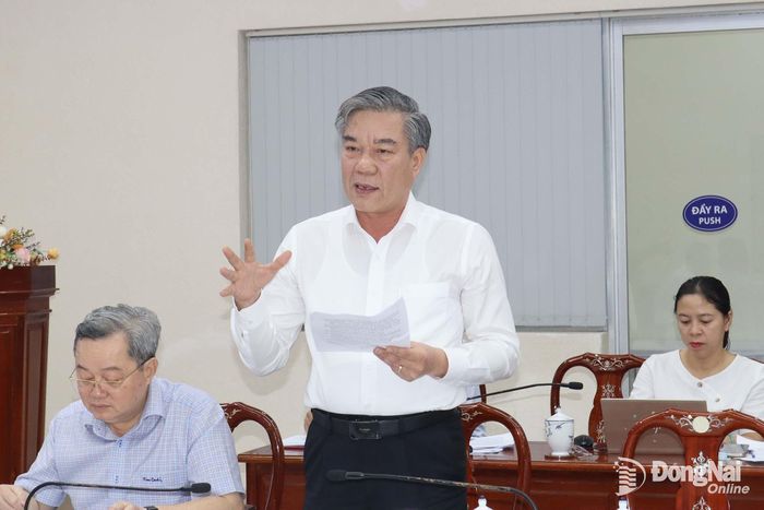 Ủy viên Ban Thường vụ Thành ủy, Trưởng ban Tuyên giáo và Dân vận Thành ủy Dương Minh Dũng, thành viên Ban Chỉ đạo thực hiện công tác bồi thường, giải phóng mặt bằng và hỗ trợ TĐC thành phố Đồng Nai phát biểu ý kiến tại cuộc họp. Ảnh: Hoàng Lộc