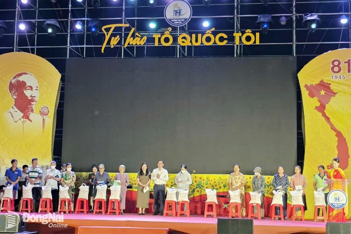 UBND phường Tam Hiệp phối hợp với Ủy ban MTTQ Việt Nam phường trao quà cho bà con có hoàn cảnh khó khăn. Ảnh: My Ny