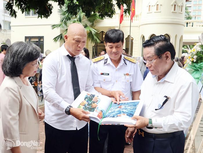 Nhiếp ảnh gia Nguyễn Á giới thiệu bức ảnh về nhà giàn và nguyên Chỉ huy trưởng nhà giàn DKI/15 Nguyễn Văn Lâm, cũng là nhân vật trong bức ảnh.
