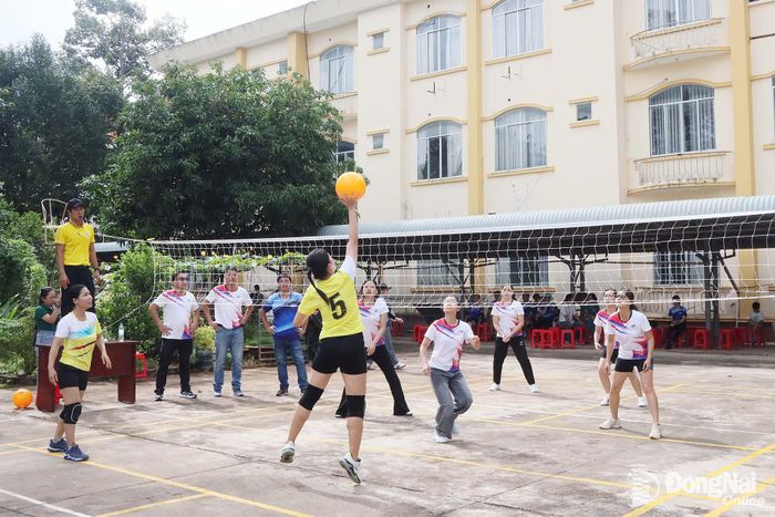 Các đội tranh tài ở nội dung bóng chuyền hơi nữ. Ảnh: Quang Minh