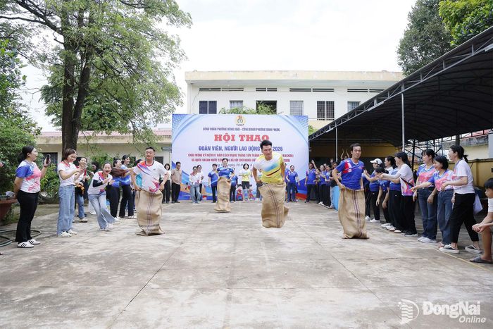 Các đội tranh tài nội dung nhảy bao bố. Ảnh: Quang Minh